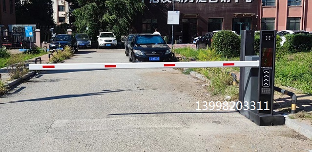 沈陽中冶溪湖芳庭安裝道閘車牌識別系統13998203311